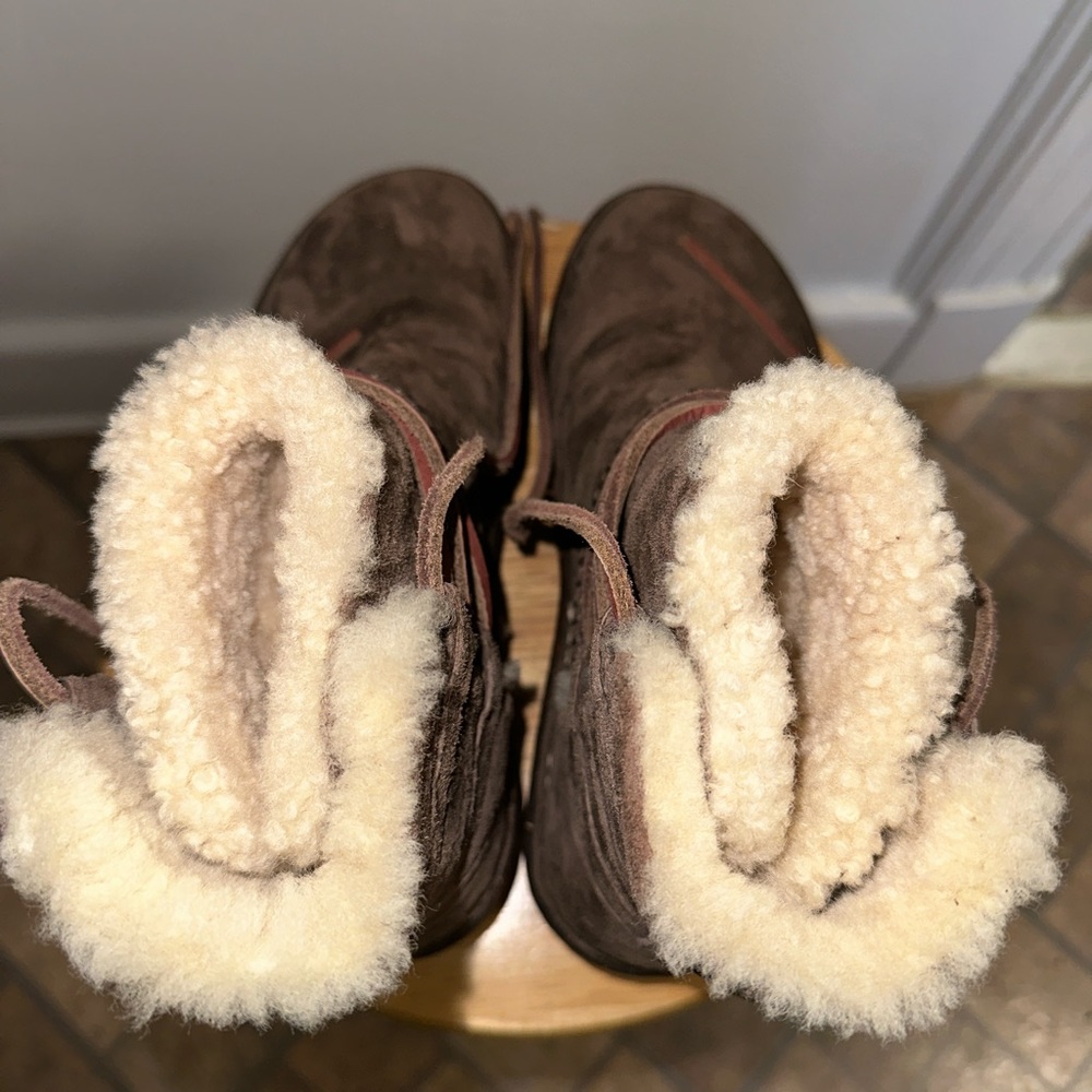 Women’s Ugg Caspia MukLuk Brown Leather Lace Up Fur
Lined Boots Size 8 - Picture 5 of 6